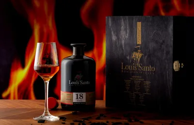 Produktbild von Louis Santo Premium Rum Geschenkbox incl. 2 Gläser | 18 Jahre Single Rum Bourbon Cask, Dominikanische Republik, edle Holzbox, 44% Vol. 0,5L