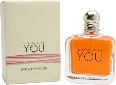 Emporio Armani In Love With You Eau de Parfum, 150 ml, in eckigem Glasflakon neben cremefarbener Box mit rosa Linien.