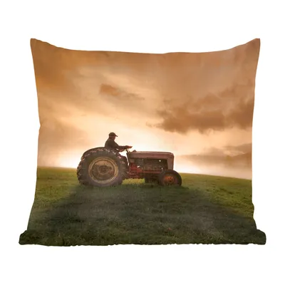 Produktbild von MuchoWow® Zierkissen Sofakissen Wohnzimmer Dekokissen 45x45 cm Traktor - Landwirt - Nebel - Schlafpolster - Polster für das Sofa