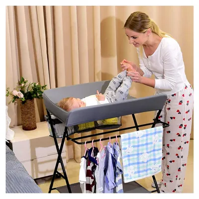 Produktbild von Wickeltisch, faltbar und tragbar, mobile Windeltische mit Aufbewahrungstasche, Sicherheitsgurt und Aufbewahrung unter dem Jacent, Pflege für Neugeborene mit Rädern (80 x 66 x 98 cm/grau)