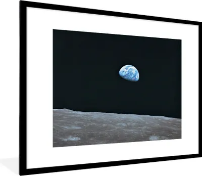 Produktbild von MuchoWow® Gerahmtes Poster Die Erde vom Mond aus 80x60 cm - Poster mit Schwarzem Bilderrahmen Wandposter Rahmen Foto Bilder - Schlafzimmer-Dekorationen - Fotoposter