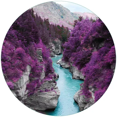 Produktbild von Wallario Premium Glasbild, freischwebende Optik, kräftige Farben, rund 50cm Durchmesser, Motiv Fluss in lilafarbener Schlucht