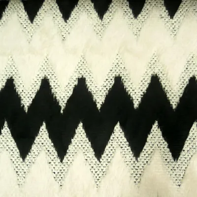 Produktbild von Strickstoff Meterware Fellstoff Zacken schwarz creme 1,45m