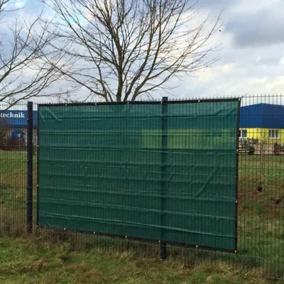Produktbild von Bauzaunblende 1,76x3,41 m – Grünes, reißfestes HDPE-Gewebe mit Sichtschutz