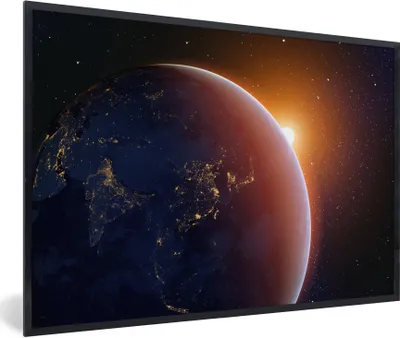 Produktbild von MuchoWow® Gerahmtes Poster Sonnenaufgang über der Erde 60x40 cm - Poster mit Schwarzem Bilderrahmen Wandposter Rahmen Foto Bilder - Printing - Wanddeko Schlafzimmer
