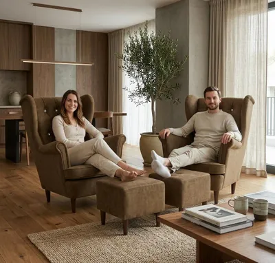 Produktbild von 2er-Set Ohrensessel GAJA Royal – mit Hockern & Kristallen, Velours in Braun, Family Meble, KI-generiertes Bild