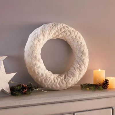 Produktbild von großer Kranz "Kuschelstrick" Dekokranz in Wolloptik, weiß, Ø 40 cm, Wandkranz, Türkranz, Tischkranz