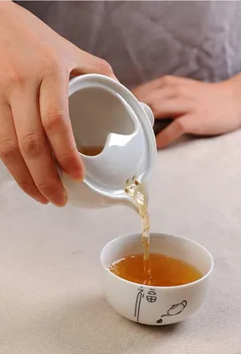 Produktbild von Praktisches Teeservice aus Porzellan, Teekanne und Tasse, weiß glasiert, für Reisen