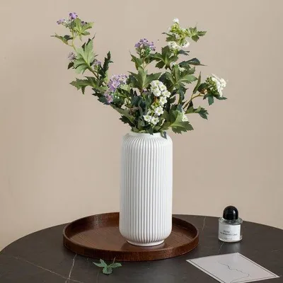 Zdjęcie produktu dla Ceramiczny, żłobkowany, biały, nowoczesny wazon stołowy o wysokości 25 cm do dekoracji wnętrz