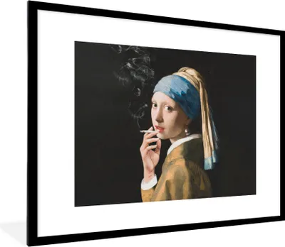 Produktbild von MuchoWow® Gerahmtes Poster Das Mädchen mit dem Perlenohrring - Vermeer - Zigarette 80x60 cm - Poster mit Schwarzem Bilderrahmen Wandposter Rahmen Foto Bilder - Schlafzimmer-Dekorationen - Fotoposter