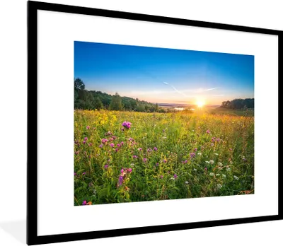 Produktbild von MuchoWow® Gerahmtes Poster Sonne - Gras - Blumen 80x60 cm - Poster mit Schwarzem Bilderrahmen Wandposter Rahmen Foto Bilder - Schlafzimmer-Dekorationen - Fotoposter