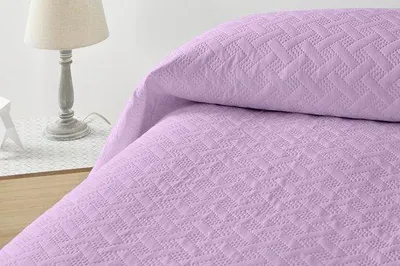 Produktbild von Unyqoos® Leichte Ganzjahres-Bettdecke 180 x 260 cm - 100% Polyester-Mikrofaser, lila Design, atmungsaktiv und formstabil
