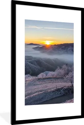 Produktbild von MuchoWow® Gerahmtes Poster Winter - Berge - Sonne - Abend 60x90 cm - Poster mit Schwarzem Bilderrahmen Wandposter Rahmen Foto Bilder - Dekoration - Wandposter Wohnzimmer - Hochwertig