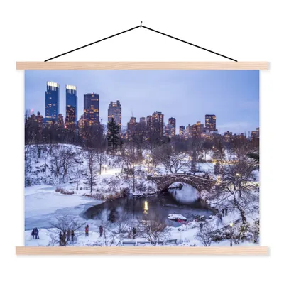 Produktbild von MuchoWow® Textilposter New York - Central Park - Winter 150x113 cm mit holzfarbenen Rahmen - Poster