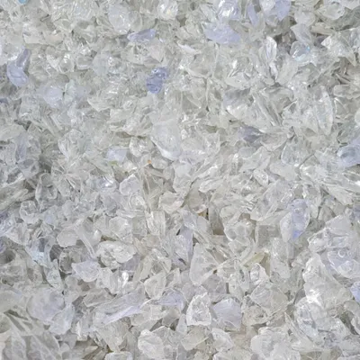 Transparente weiße Glassteine dicht aneinander liegend im Detail