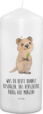 Produktbild von Mr. & Mrs. Panda Trauerkerze Quokka Happy - Weiß - Geschenk, Kerze Für Verstorbene, Kondolenzkerze, Aufschieberitis, Beileidskerze, abschiedskerze, Lustiger Spruch, Tiere