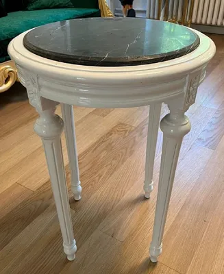 Produktbild von Casa Padrino Barock Beistelltisch Weiß / Schwarz - Handgefertigter Antik Stil Tisch mit Marmorplatte - Antik Stil Möbel - Wohnzimmer Möbel im Barockstil - Barock Möbel