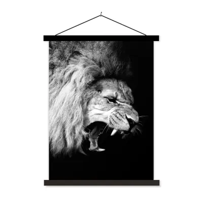Produktbild von MuchoWow® Textilposter Löwe - Porträt - Schwarz - Weiß - Tiere 120x160 cm mit schwarzem Rahmen - Magnetischer