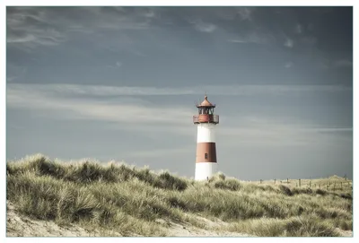 Produktbild von Wallario Küchenrückwand aus Glas, Größe: 90 x 60 cm, Motiv: Leuchtturm auf der Düne am Strand | Spritzschutz | abwischbar | pflegeleicht | in