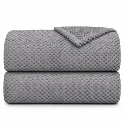 Produktbild von Kuscheldecke Flanell Decke 150x200cm ( Frostgrau ) Flauschige Struktur Wohndecke für Sofa, Couch und Bett, Tagesdecke Sofaüberwurf