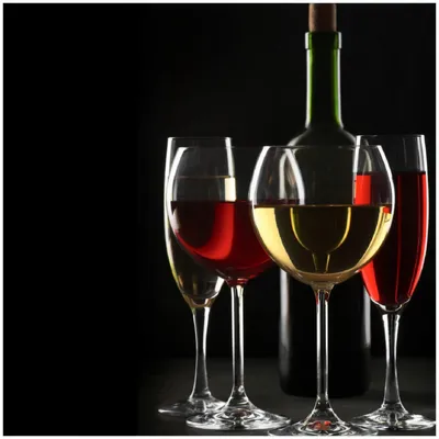 Produktbild von Wallario Premium Glasbild, freischwebende Optik, kräftige Farben, Größe 30 x 30 cm Motiv Weinverkostung am Abend