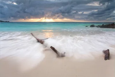 Produktbild von Wallario Premium Vliestapete Fototapete Wellen am Strand bei Sonnenuntergang in der Größe 400 x 267 cm, extra dick, wird in 5 Teilen geliefert