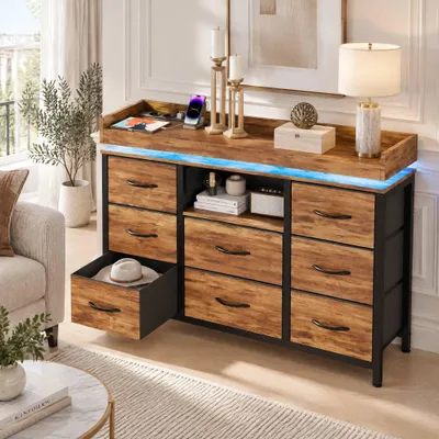 Imagen del producto de Cómoda INONEFT con 8 cajones y 1 compartimento abierto, aparador con iluminación LED, puertos tipo-C y USB, ideal para dormitorios y salones