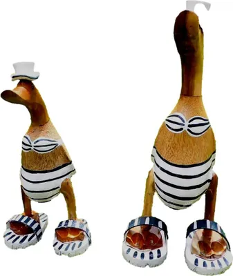 Produktbild von 2 Laufenten mit Badelatschen + Hut 23+33 cm 2 Enten Im Beach Look 2 Teak Holz Enten summertime