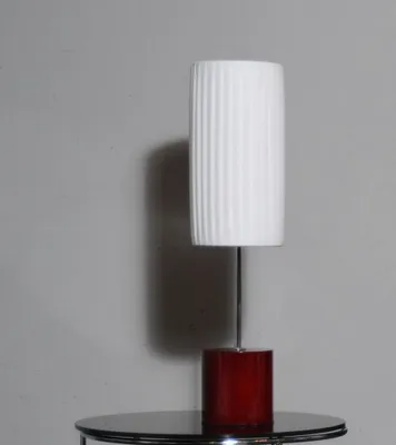 Produktbild von cagü: Design Retro Art Deco Tischlampe LOOP Weiß aus Plissee mit rotem Standfuß 60cm Höhe