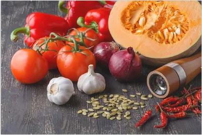 Produktbild von Wallario Wandbild Kürbissuppe - Zutaten mit Tomaten, Knoblauch, Zwiebeln und Pfeffer, Größe: 61 x 91,5 cm, Poster mit rahmenlosen Bildhalter