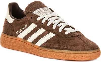 Produktbild von Kaufen Sie den Adidas Handball Spezial Earth Strata Off White Gum bei Kicksshop. Retro-Uni-Sneaker mit Gummisohle und klassischem Handball-Design.