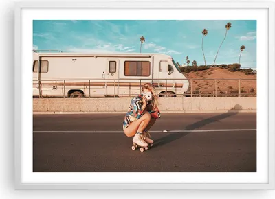 Produktbild von Gerahmtes Poster - Weißer Rahmen - Reise Frau Rollschuhe - 70x50 cm - Wand Bild - Wanddeko - Wandbilder - Kunstposter - Wandposter - Bilderrahmen - Bilder - Kunstdruck - P2WAA70x50-5079