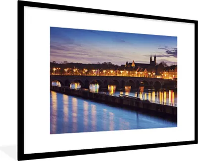 Produktbild von MuchoWow® Gerahmtes Poster Licht - Brücke - Maastricht 90x60 cm - Poster mit Schwarzem Bilderrahmen Wandposter Rahmen Foto Bilder - Wanddekoration - Fotos