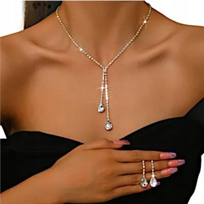 Image de Ensemble de bijoux élégants : boucles d'oreilles et collier de mariage en argent avec zircons