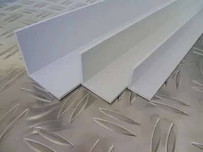 Produktbild von B&T Metall Kunststoffwinkel Hart PVC weiß 60x60x2,5 mm Länge 2 meter