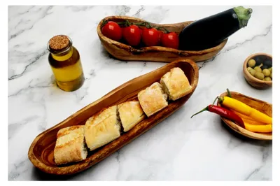 Produktbild von Längliche Olivenholzschale 35 cm – Rustikale Holzschale für Brot, Obst und Dekoration, handgefertigt aus Olivenholz