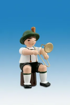 Obrázok produktu pre Drevená figúrka sediaceho hudobníka s klobúkom a trombónom Výška 7 cm NOVINKA