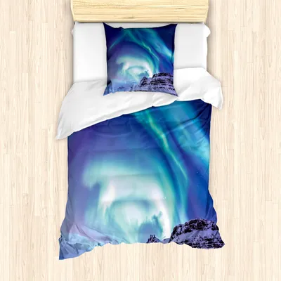 Produktbild von ABAKUHAUS Winter Mantele, Aurora Borealis Island, Milbensicher Allergiker geeignet mit Kissenbezügen, 135 cm x 200 cm - 80 x 80 cm, Blue Sea Grün Lila