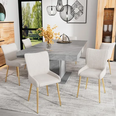 Productafbeelding van Set van vier fluweleetstoelen, luxe design, geschikt voor woonkamer, slaapkamer of lounge. De stoelen hebben vier poten van goudkleurig metaal, lendensteun en zijn uitgevoerd in beige met gouden accenten