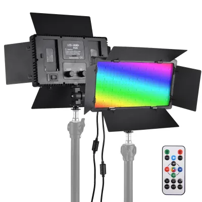 Zdjęcie produktu dla Dwukolorowa lampa fotograficzna RGB, panel LED o mocy 36 W, 352 diody LED, temperatura barw 3200 K–5600 K, możliwość regulacji jasności, zasilanie DC/NP (bateria), wyposażona w metalowe klapy i pilot zdalnego sterowania