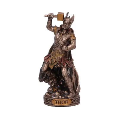 Diese Statue stellt Thor dar, den nordischen Gott des Donners. Er ist in voller Rüstung dargestellt.