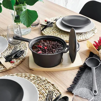 Produktbild von Tognana Fusion Taste Gusseisenpfanne mit Schöpflöffel und Holzfuß