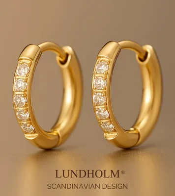 Produktbild von Lundholm Creolen Damen Vergoldet Delia – Edelstahl PVD Gold – Zirkonia Kleine Hoops – Hypoallergen Wasserfest – Zweites Ohrlochloch – Ska