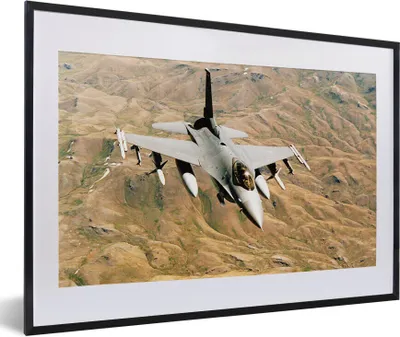 Produktbild von MuchoWow® Gerahmtes Poster Ein grauer Kampfjet fliegt über den asiatischen Irak 60x40 cm - Poster mit Schwarzem Bilderrahmen Wandposter Rahmen Foto Bilder - Schlafzimmer - Plakat in Rahmen - Drucken