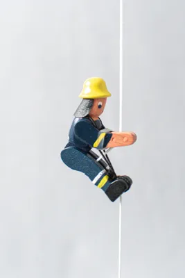 Produktbild von Holzspielzeug Kletterfigur Feuerwehrmann alt Höhe=6,5 (Kletterseil ca 45 cm)cm NEU
