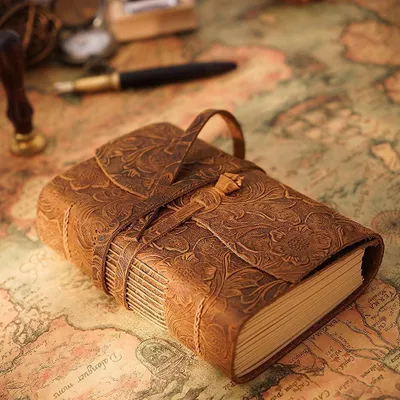 Produktbild von Vintage Leder Journal Antik Handgemachtes Leder Gebunden Journal 400 Seiten Reisetagebuch Notizbuch mit Blanko Papier, Lederband Verschluss und klassisch gepr?gtem Design fš¹r M?nner Frauen