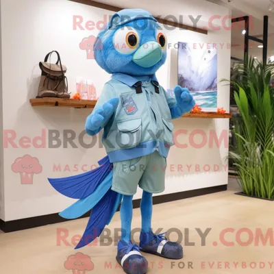 Produktbild von Himmelblaues REDBROKOLY Betta-Fisch-Maskottchen-Kostüm bekleidet mit Cargo-Shorts und Schuhclips