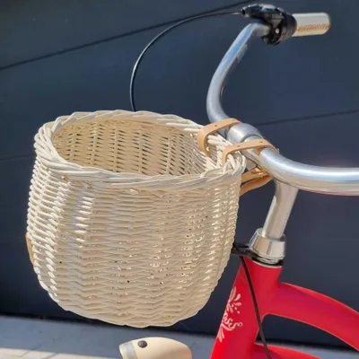 Produktbild von Ecrufarbener geflochtener Kinderfahrradkorb mit Riemen Dumpy