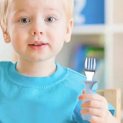 Produktbild von Besteckset aus lebensmittelechtem Silikon mit Löffel und Gabel – sicheres Kinderbesteck mit rutschfesten Griffen für die Beikost ab 6 Monaten