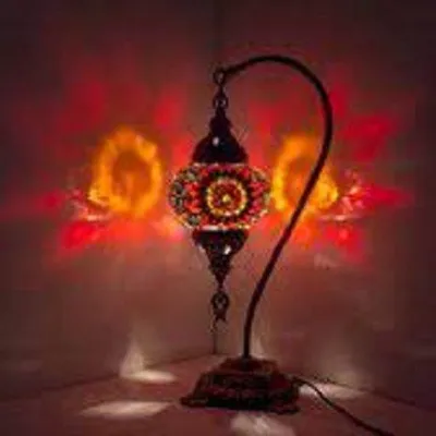 Immagine prodotto di Lampada da tavolo turca realizzata a mano, modello ad arco rosso – Lampada orientale con mosaico per una luce suggestiva